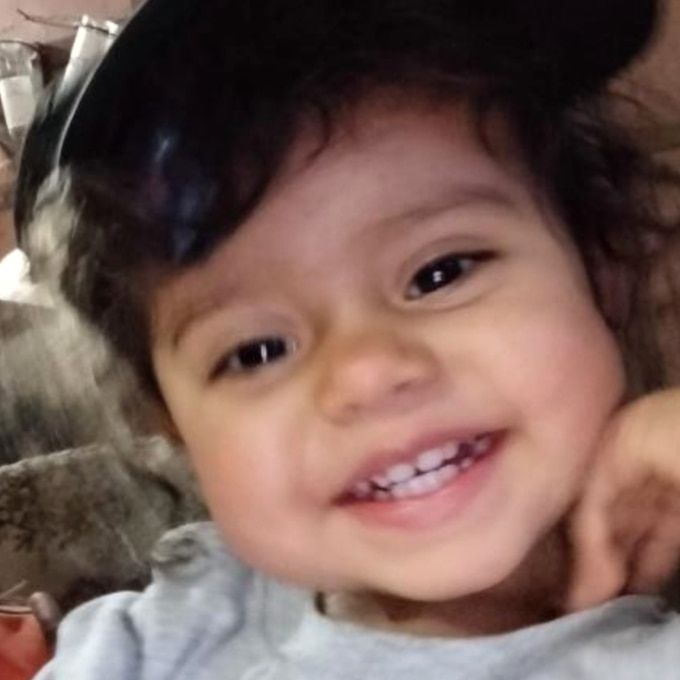 Primer plano del rostro de Mia sonriendo con una gorra negra.